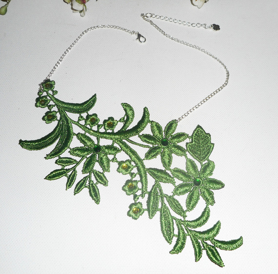Colar em bordado fino verde com motivo floral e cristal sobre corrente de prata