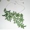 Colar em bordado fino verde com motivo floral e cristal sobre corrente de prata