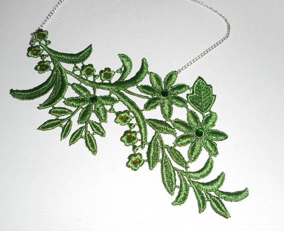 Colar em bordado fino verde com motivo floral e cristal sobre corrente de prata