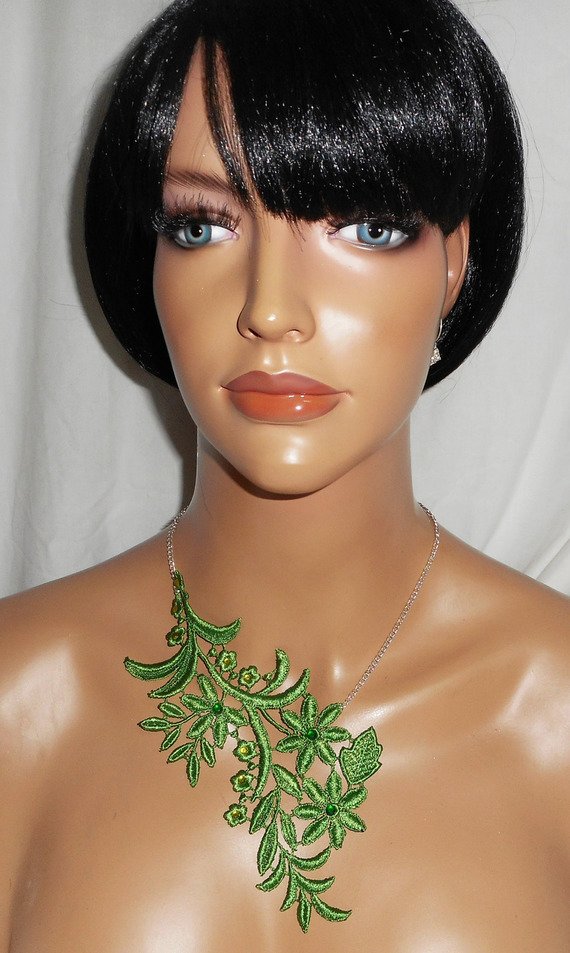 Colar em bordado fino verde com motivo floral e cristal sobre corrente de prata