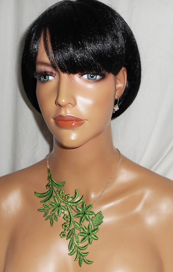 Colar em bordado fino verde com motivo floral e cristal sobre corrente de prata