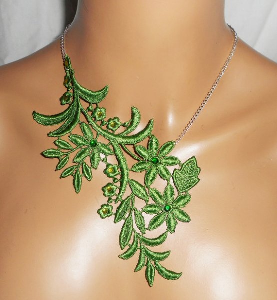 Colar em bordado fino verde com motivo floral e cristal sobre corrente de prata