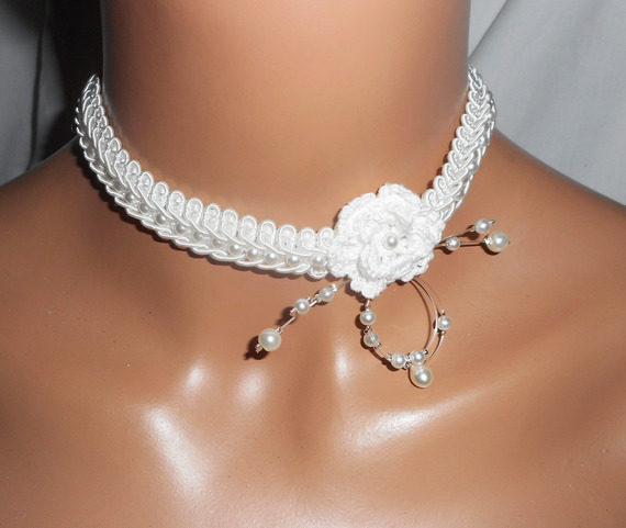 Colar de flores brancas com croché sobre trança de fantasia bordada com contas de vidro