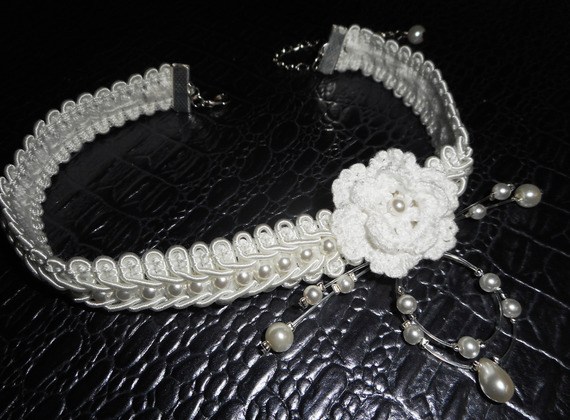 Colar de flores brancas com croché sobre trança de fantasia bordada com contas de vidro