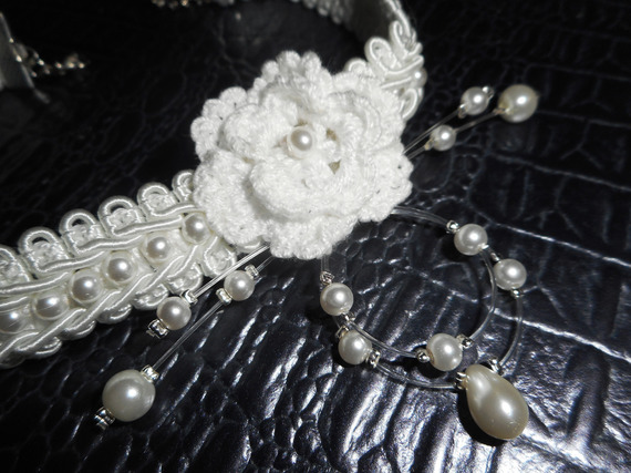 Colar de flores brancas com croché sobre trança de fantasia bordada com contas de vidro