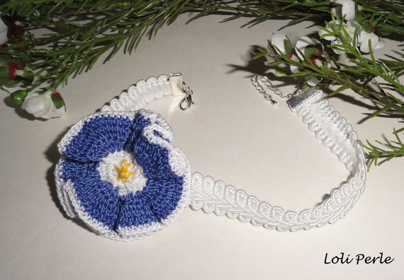 Colar de flores azuis sobre trança branca de fantasia