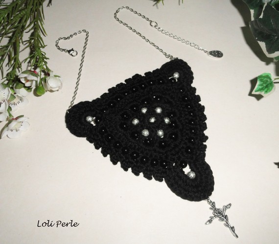 Colar de croché preto com missangas bordadas e cruz