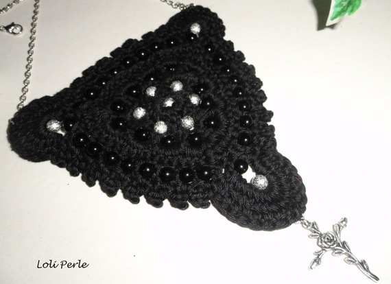 Colar de croché preto com missangas bordadas e cruz