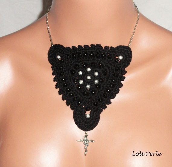 Colar de croché preto com missangas bordadas e cruz