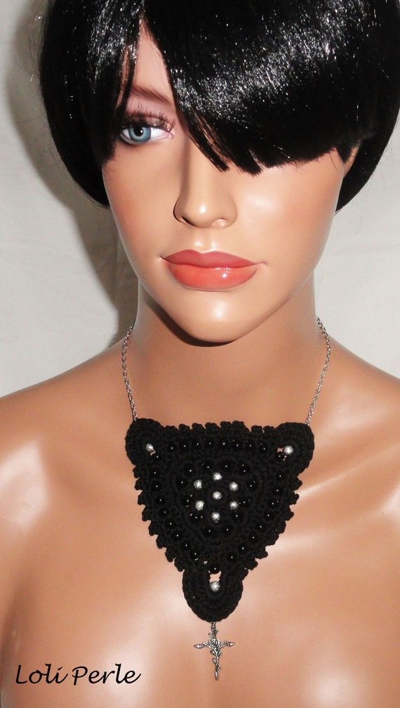 Colar de croché preto com missangas bordadas e cruz