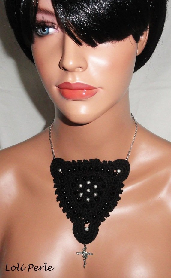 Colar de croché preto com missangas bordadas e cruz
