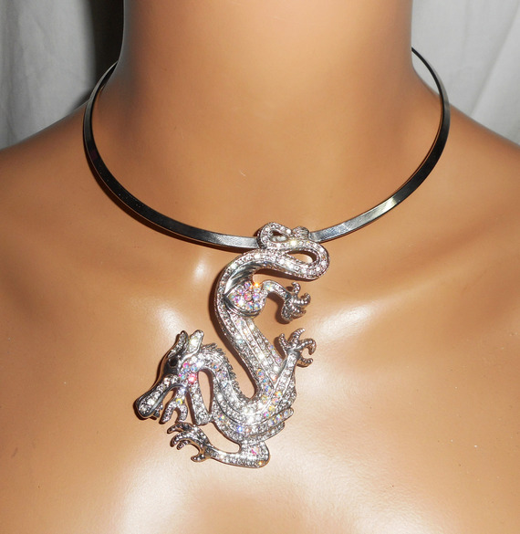 Colar original de metal prateado com grande dragão de cristal