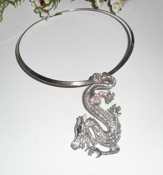 Colar original de metal prateado com grande dragão de cristal