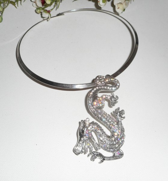 Colar original de metal prateado com grande dragão de cristal