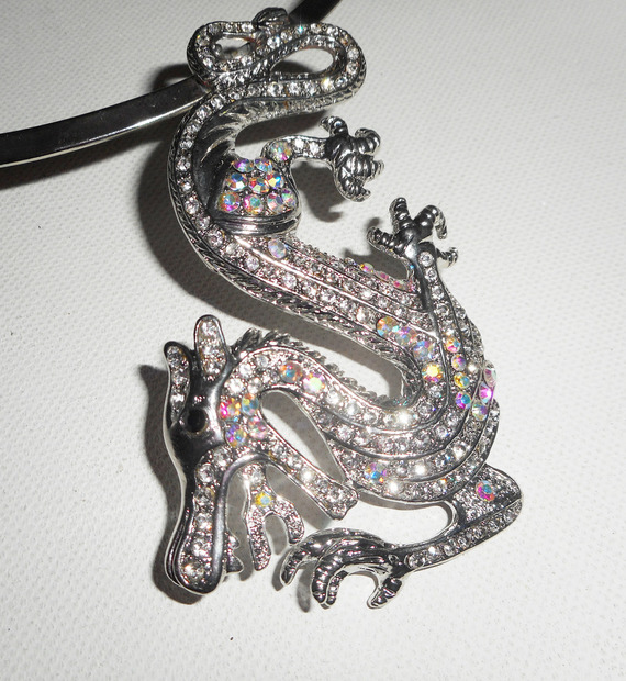 Colar original de metal prateado com grande dragão de cristal