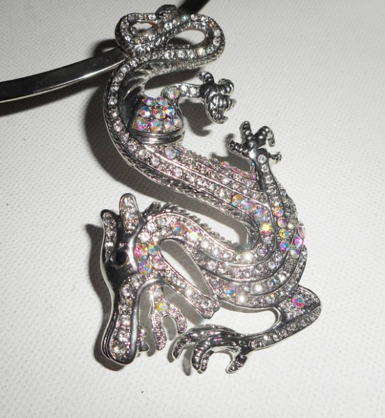Colar original de metal prateado com grande dragão de cristal