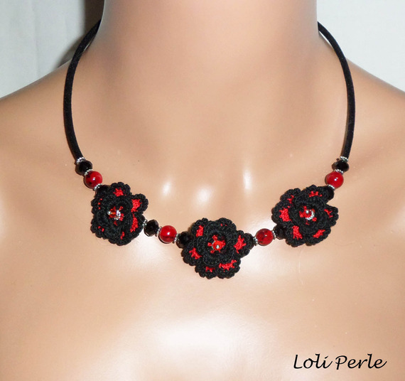 Colar original com flores de croché preto e vermelho, cristais e contas de vidro