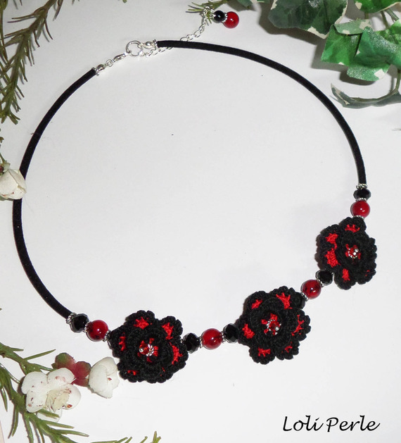 Colar original com flores de croché preto e vermelho, cristais e contas de vidro