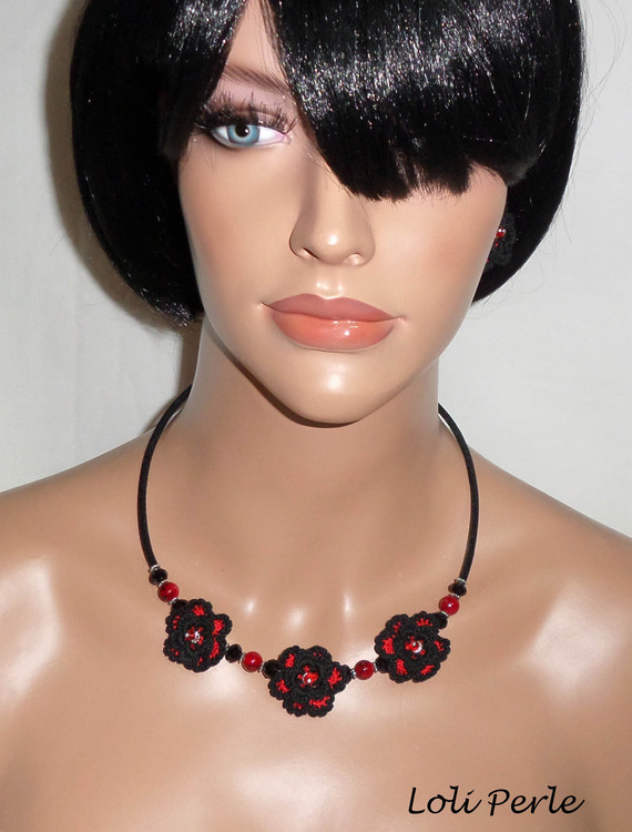Colar original com flores de croché preto e vermelho, cristais e contas de vidro