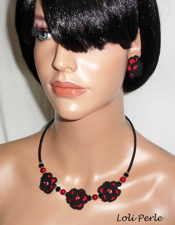 Colar original com flores de croché preto e vermelho, cristais e contas de vidro