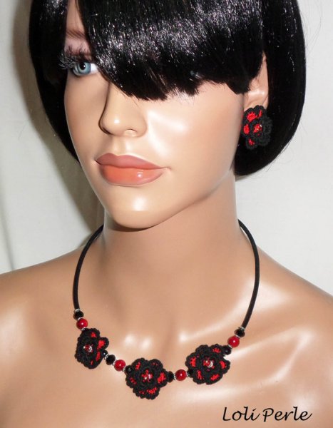 Colar original com flores de croché preto e vermelho, cristais e contas de vidro