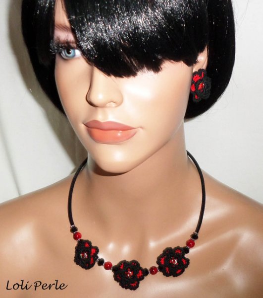 Colar original com flores de croché preto e vermelho, cristais e contas de vidro