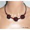 Colar original com flores de croché preto e vermelho, cristais e contas de vidro