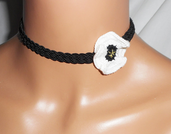 Colar de papoila branca sobre cordão trançado preto