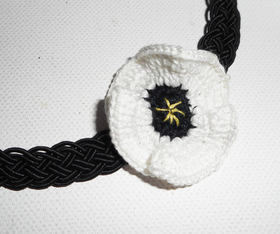 Colar de papoila branca sobre cordão trançado preto