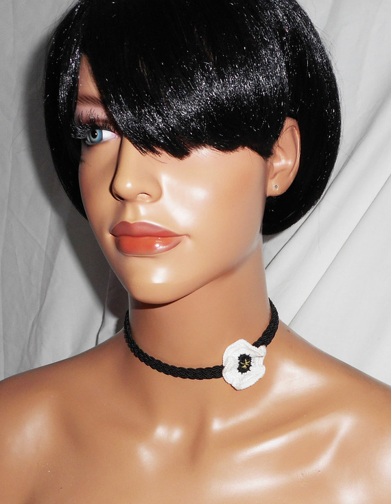 Colar de papoila branca sobre cordão trançado preto