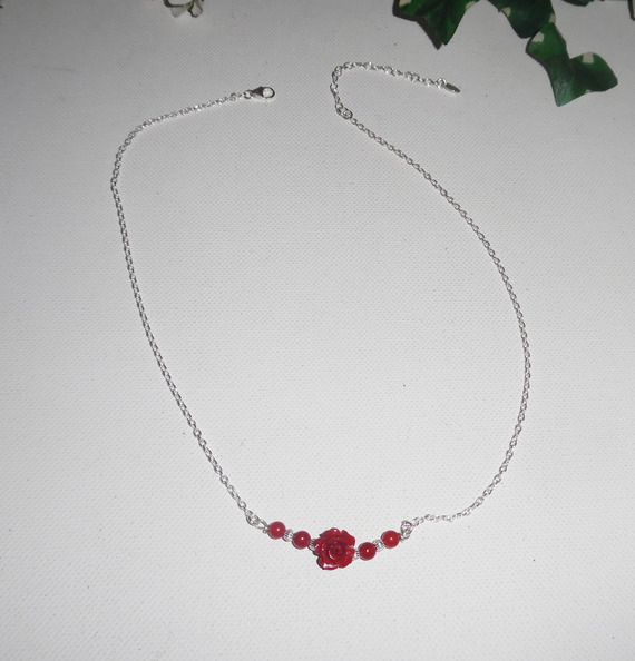 Colar rosa com gorgon vermelho sobre corrente de prata 925