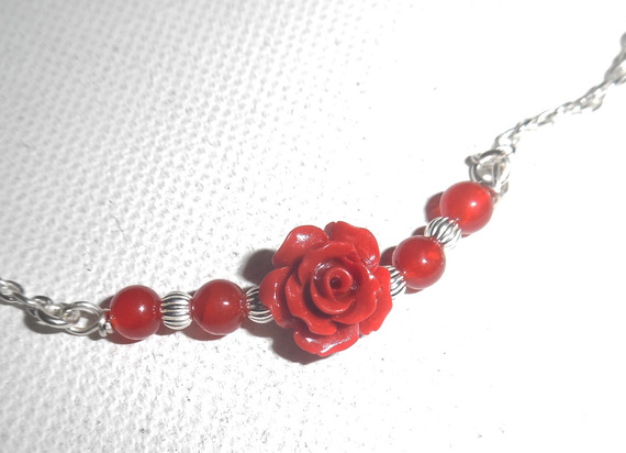 Colar rosa com gorgon vermelho sobre corrente de prata 925