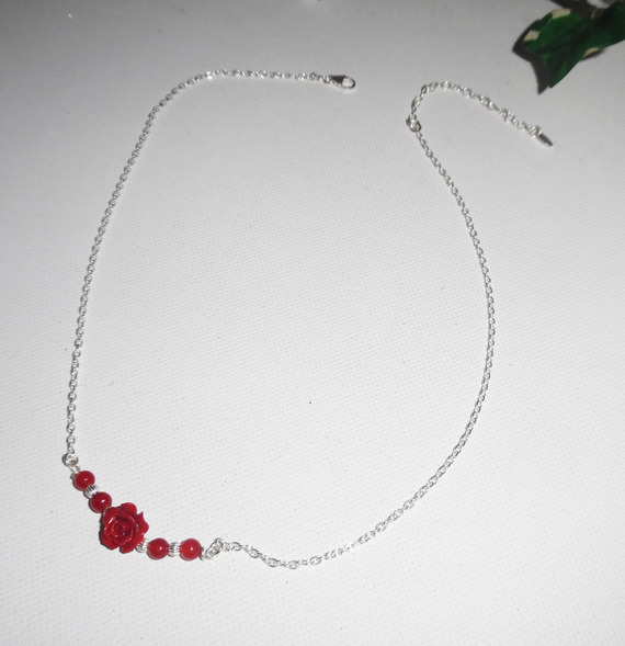 Colar rosa com gorgon vermelho sobre corrente de prata 925