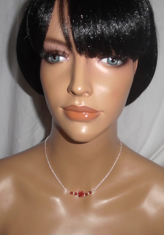 Colar rosa com gorgon vermelho sobre corrente de prata 925