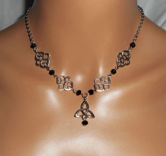 Tiara de cristal negro da Boémia com motivos celtas 2 em 1