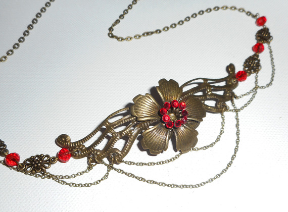 Tiara de bronze com contas de cristal vermelho boémio e desenho floral