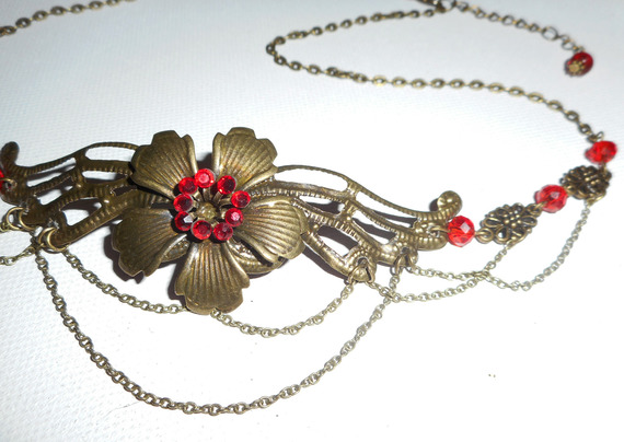 Tiara de bronze com contas de cristal vermelho boémio e desenho floral