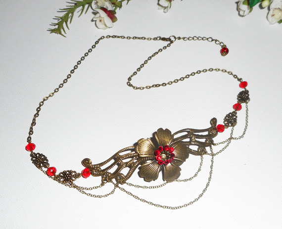 Tiara de bronze com contas de cristal vermelho boémio e desenho floral