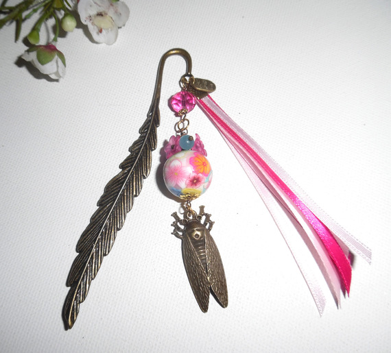 Bookmark com bico de pérolas floridas rosa com cigarra de bronze e fitas