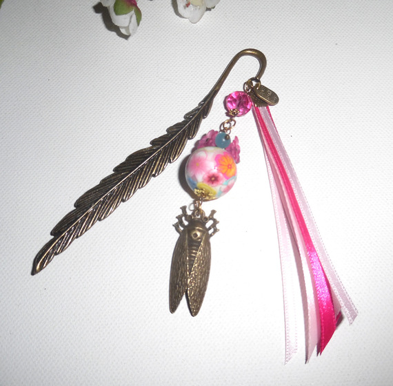 Bookmark com bico de pérolas floridas rosa com cigarra de bronze e fitas