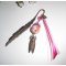 Bookmark com bico de pérolas floridas rosa com cigarra de bronze e fitas