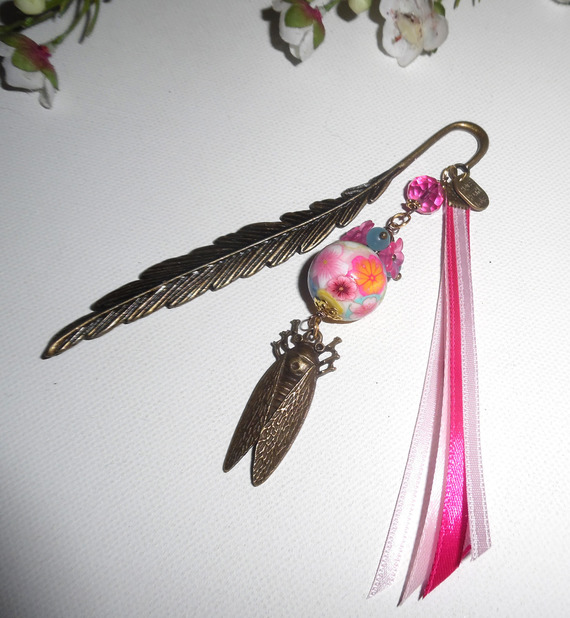 Bookmark com bico de pérolas floridas rosa com cigarra de bronze e fitas