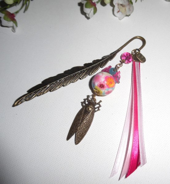 Bookmark com bico de pérolas floridas rosa com cigarra de bronze e fitas
