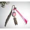 Bookmark com bico de pérolas floridas rosa com cigarra de bronze e fitas