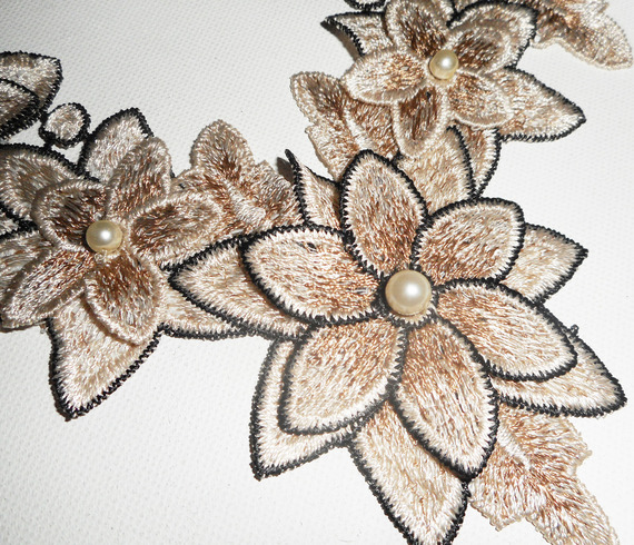 Conjunto de colar com flores de marfim e pérolas de vidro