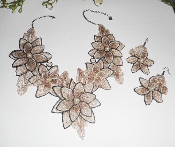 Conjunto de colar com flores de marfim e pérolas de vidro