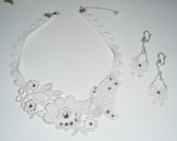 Colar de flor de renda branca e borboleta com cristal Swarovski e pérolas