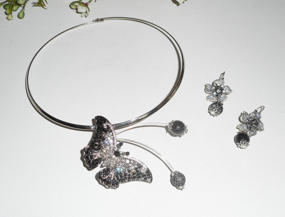 Colar original com conjunto de borboletas cinzentas com pedras de cristal e ágata