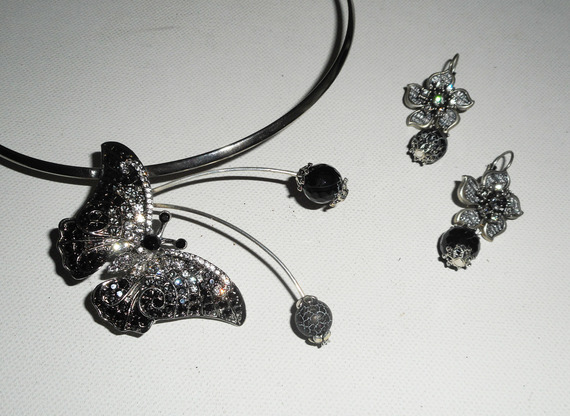 Colar original com conjunto de borboletas cinzentas com pedras de cristal e ágata