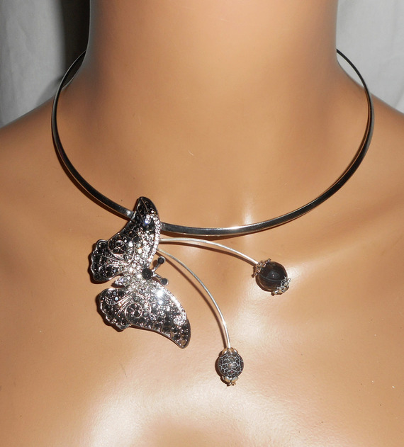 Colar original com conjunto de borboletas cinzentas com pedras de cristal e ágata